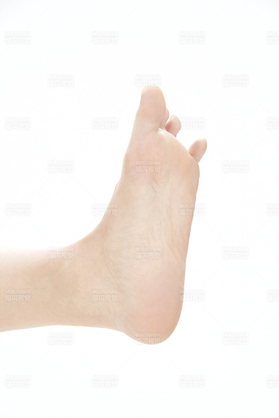 医生为胸部整形患者进行胸部检查