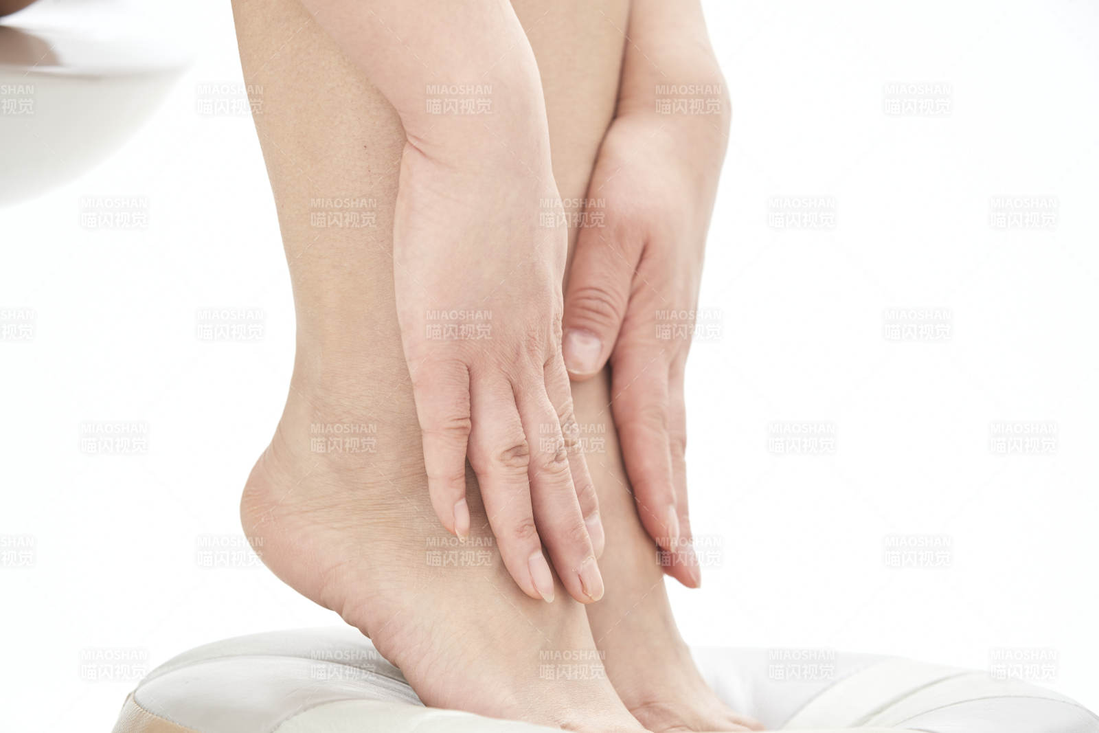 醫生為胸部整形患者進行胸部檢查