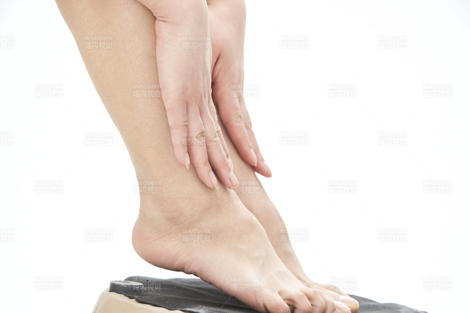 医生为胸部整形患者进行胸部检查