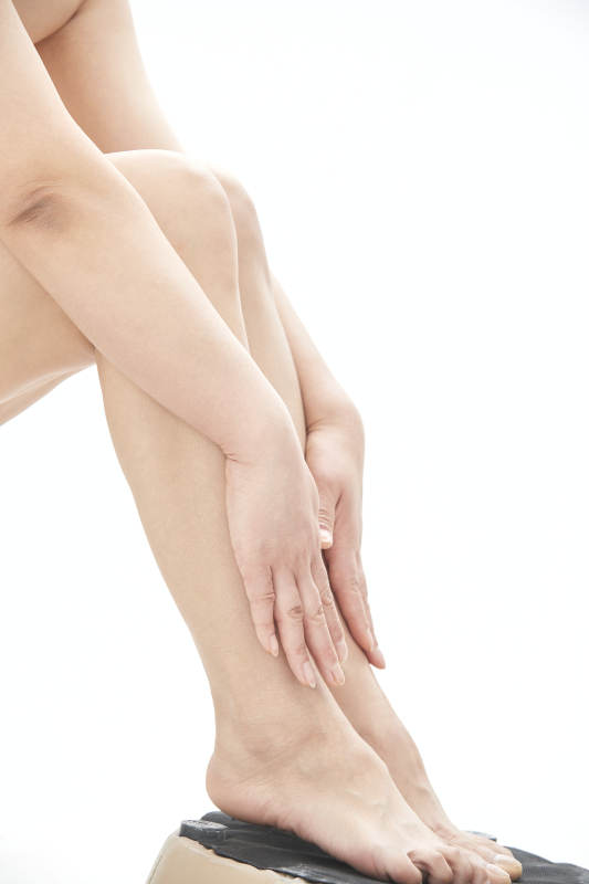 医生为胸部整形患者进行胸部检查