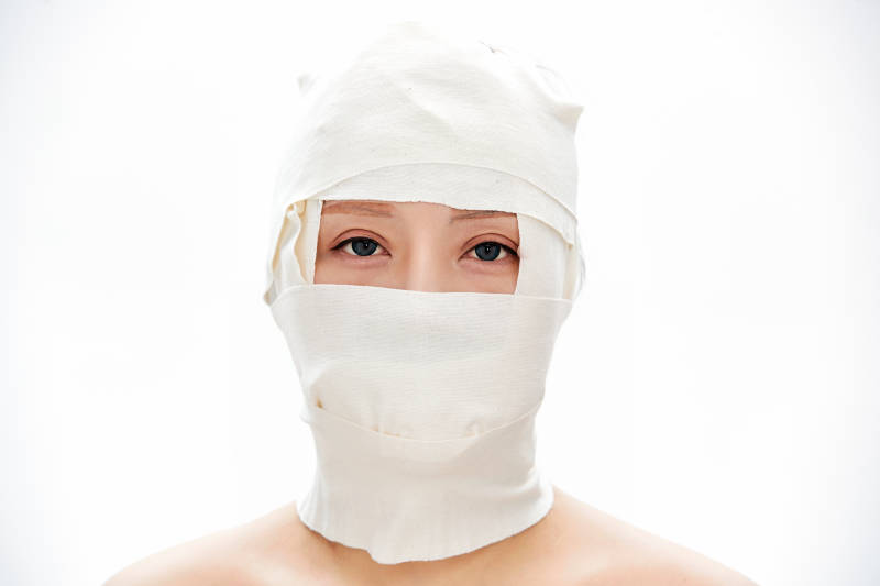 做面部注射整形的亚洲女士