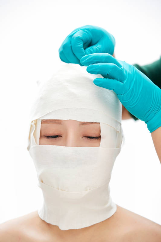 做面部注射整形的亚洲女士