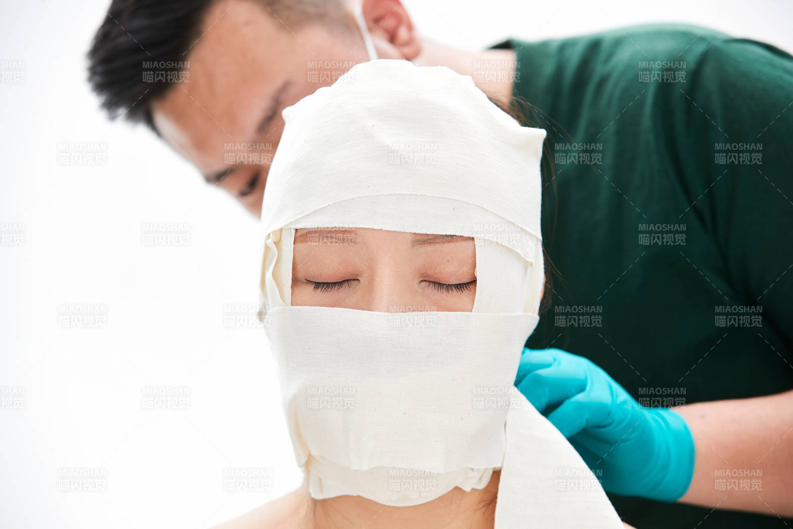 做面部注射整形的亚洲女士