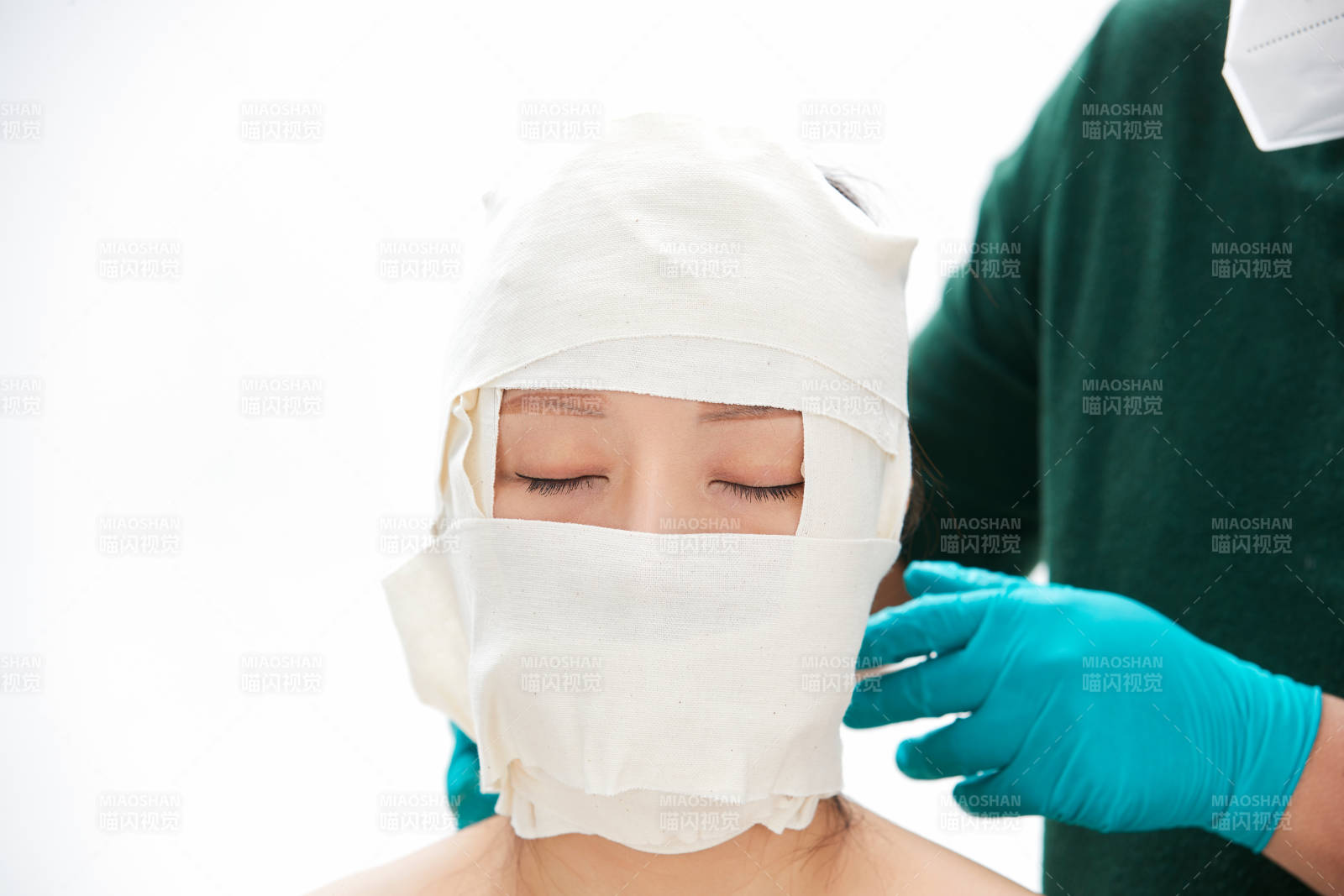 做面部注射整形的亚洲女士