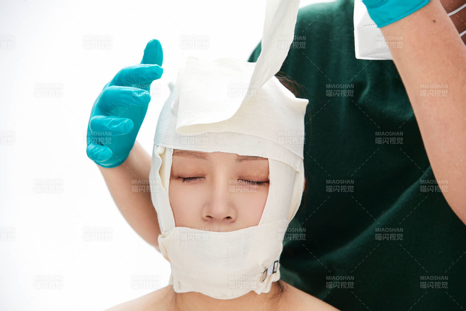 做面部注射整形的亞洲女士