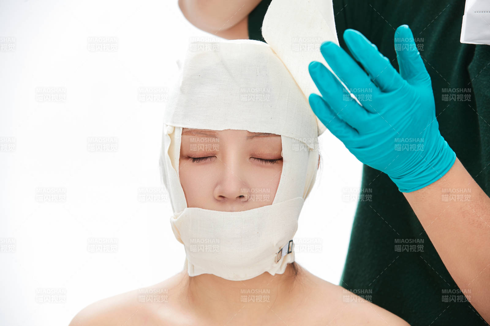 做面部注射整形的亞洲女士