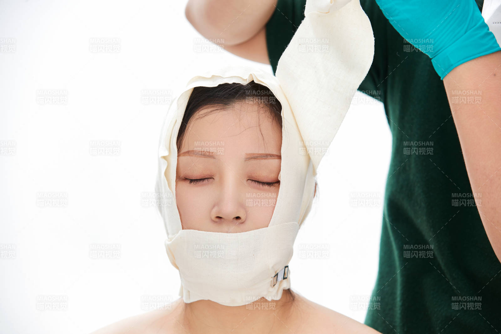 做面部注射整形的亞洲女士