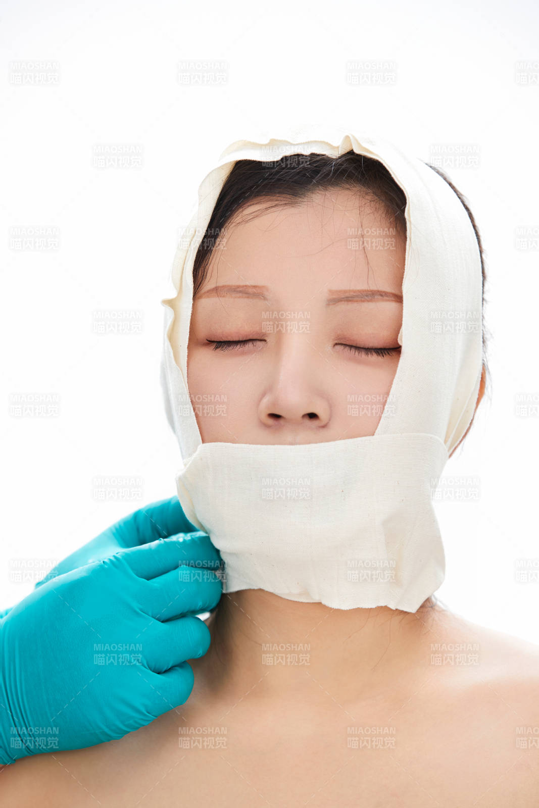 做面部注射整形的亞洲女士
