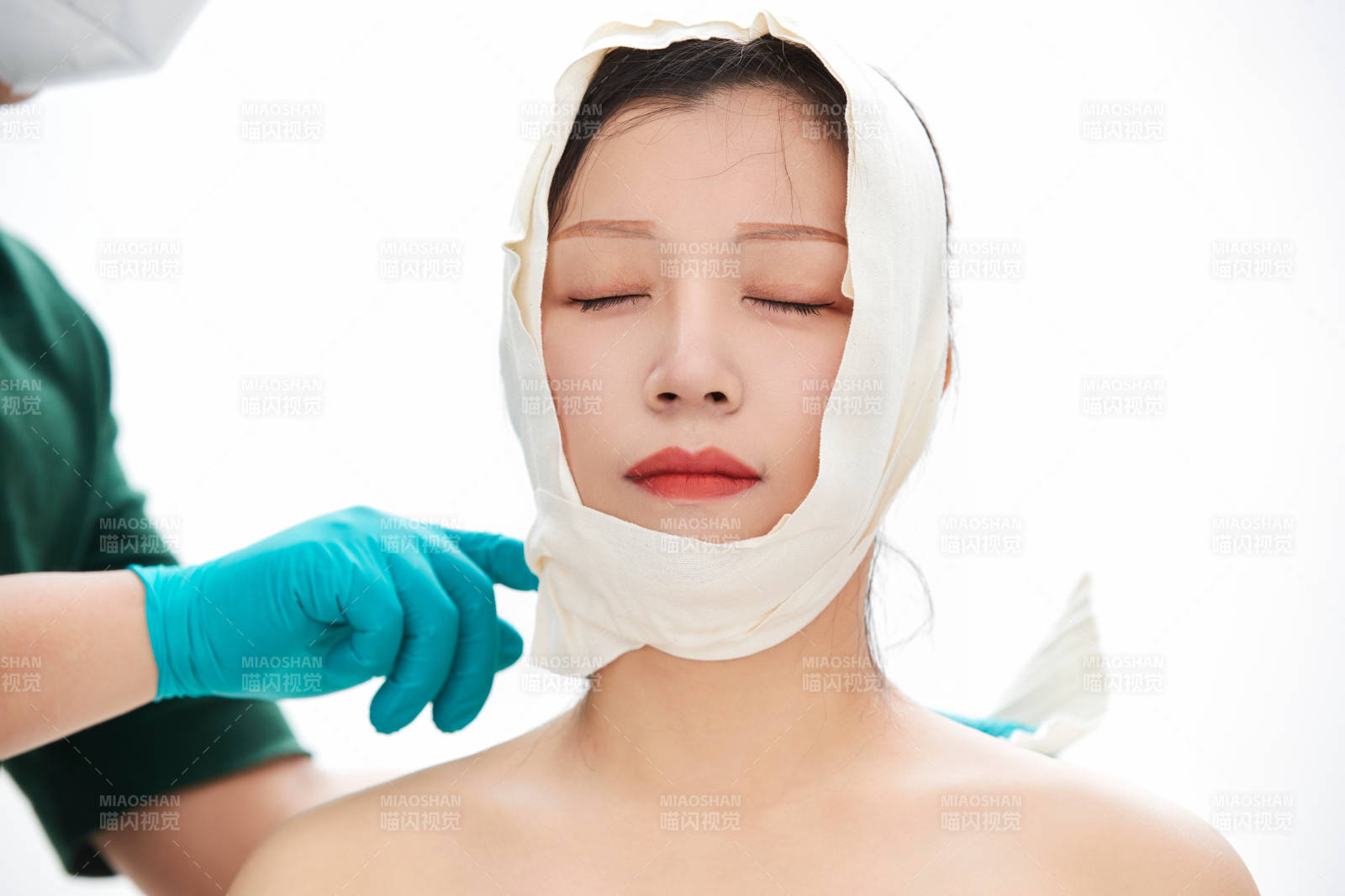 做面部注射整形的亞洲女士