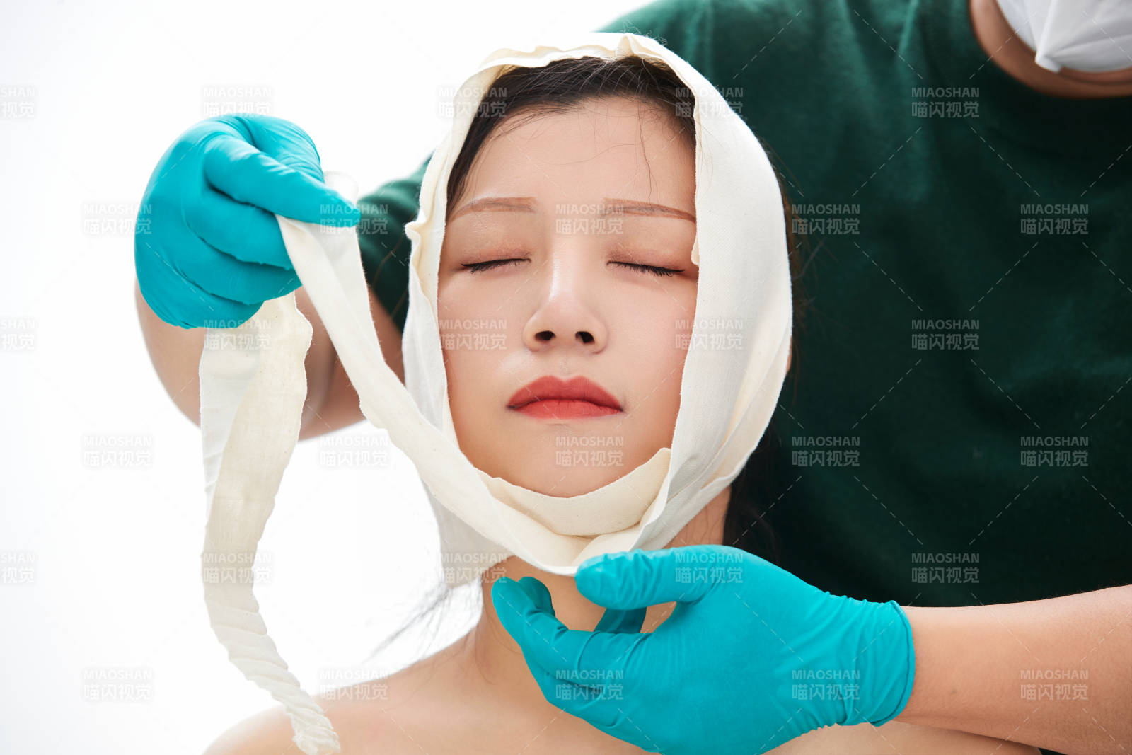 做面部注射整形的亚洲女士