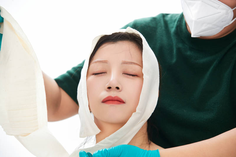 做面部注射整形的亞洲女士