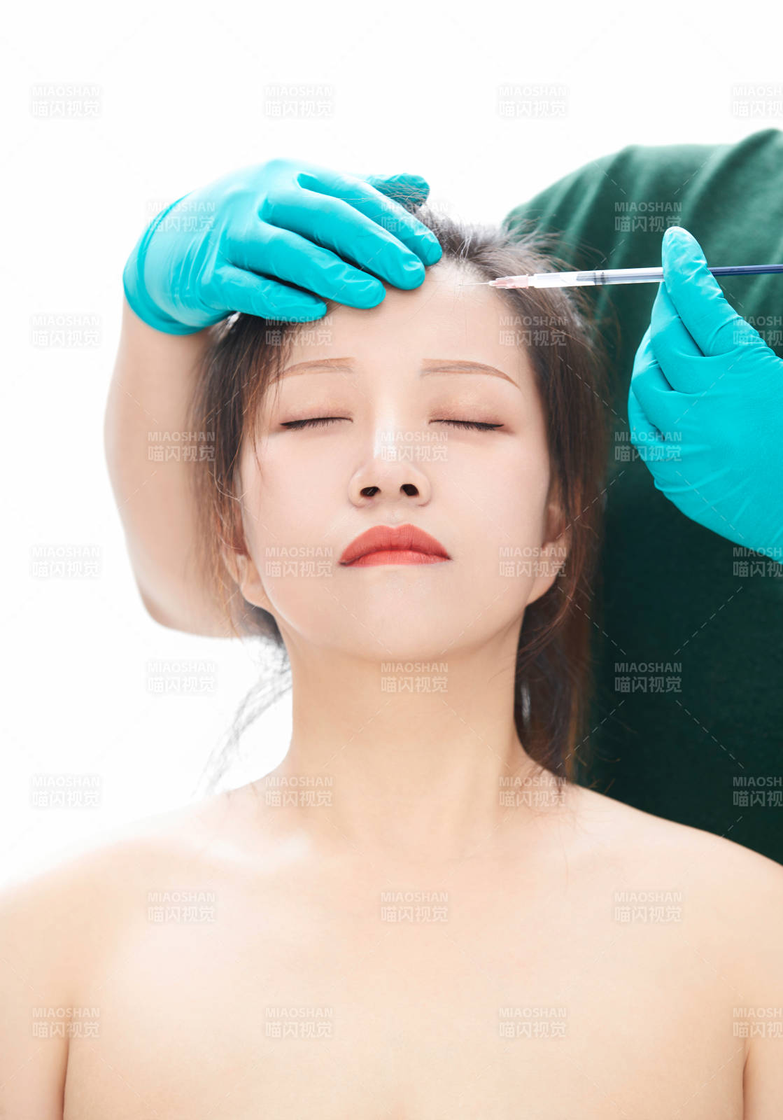 做面部注射整形的亞洲女士