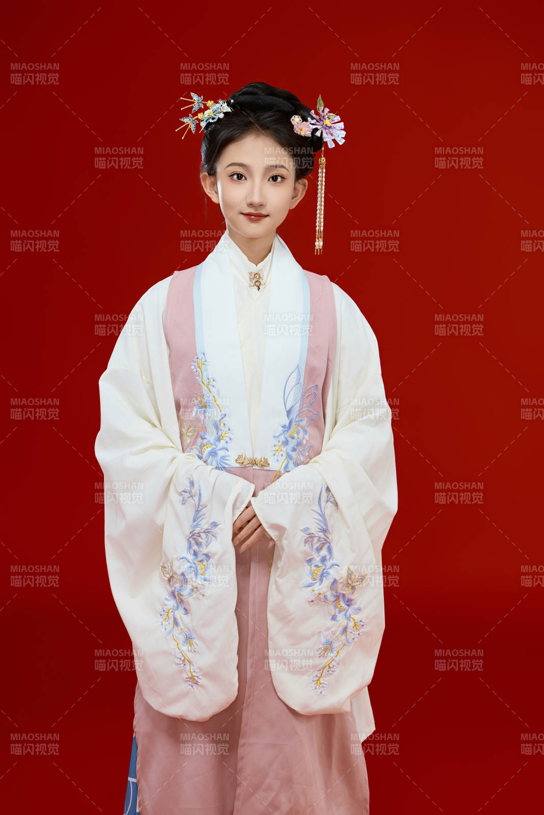 红色背景下穿着中国明朝明制汉服服饰的少女