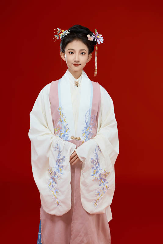 红色背景下穿着中国明朝明制汉服服饰的少女
