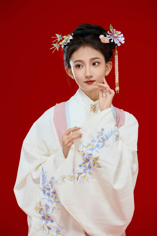 红色背景下穿着中国明朝明制汉服服饰的少女