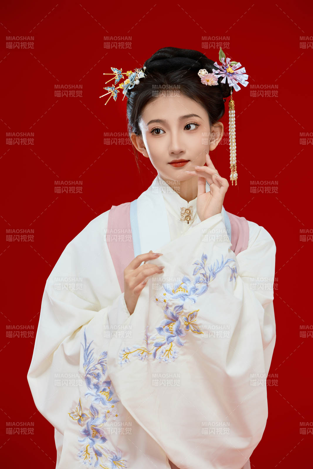 红色背景下穿着中国明朝明制汉服服饰的少女