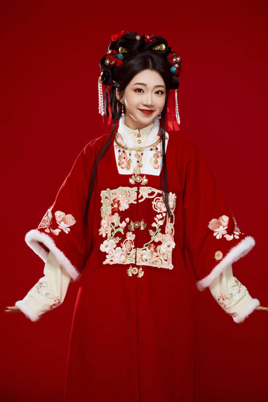 喜庆红色背景下身穿中国汉服的年轻女性