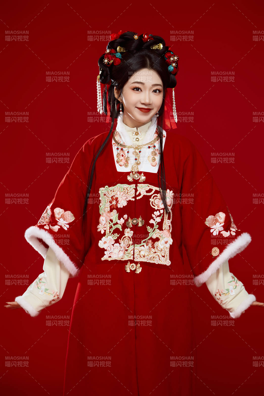 喜庆红色背景下身穿中国汉服的年轻女性