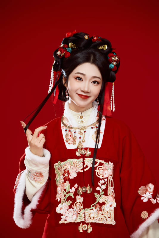 喜庆红色背景下身穿中国汉服的年轻女性