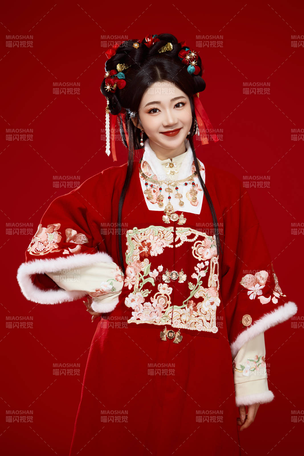 喜庆红色背景下身穿中国汉服的年轻女性
