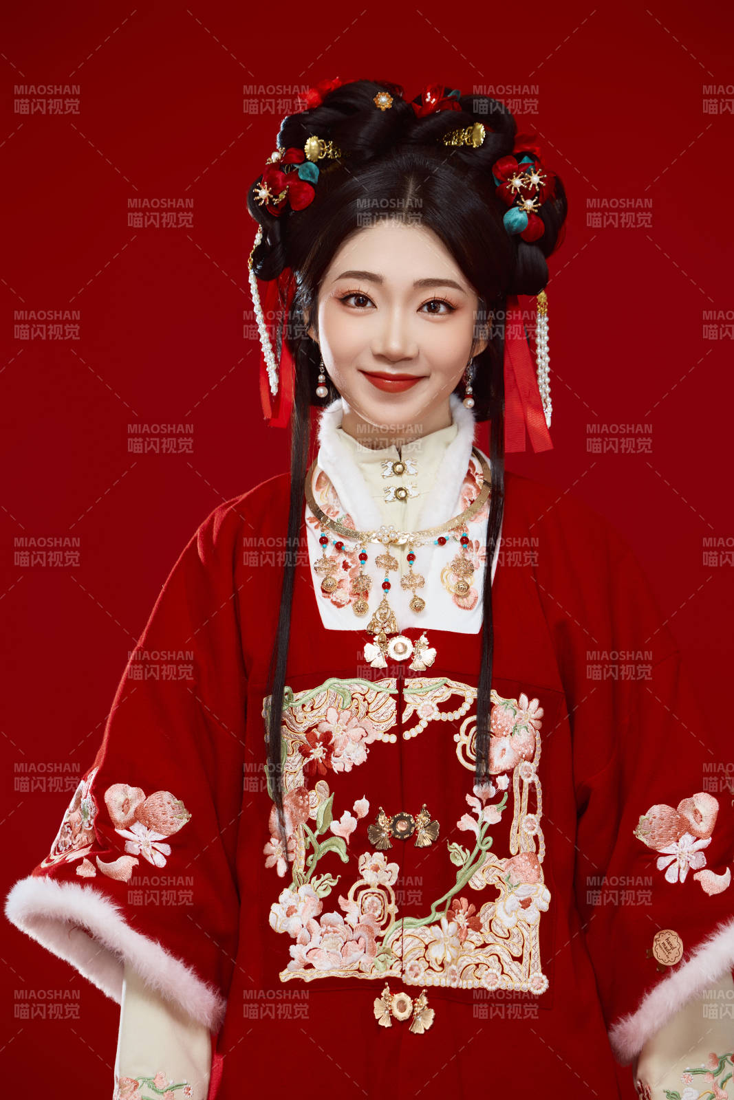 喜庆红色背景下身穿中国汉服的年轻女性