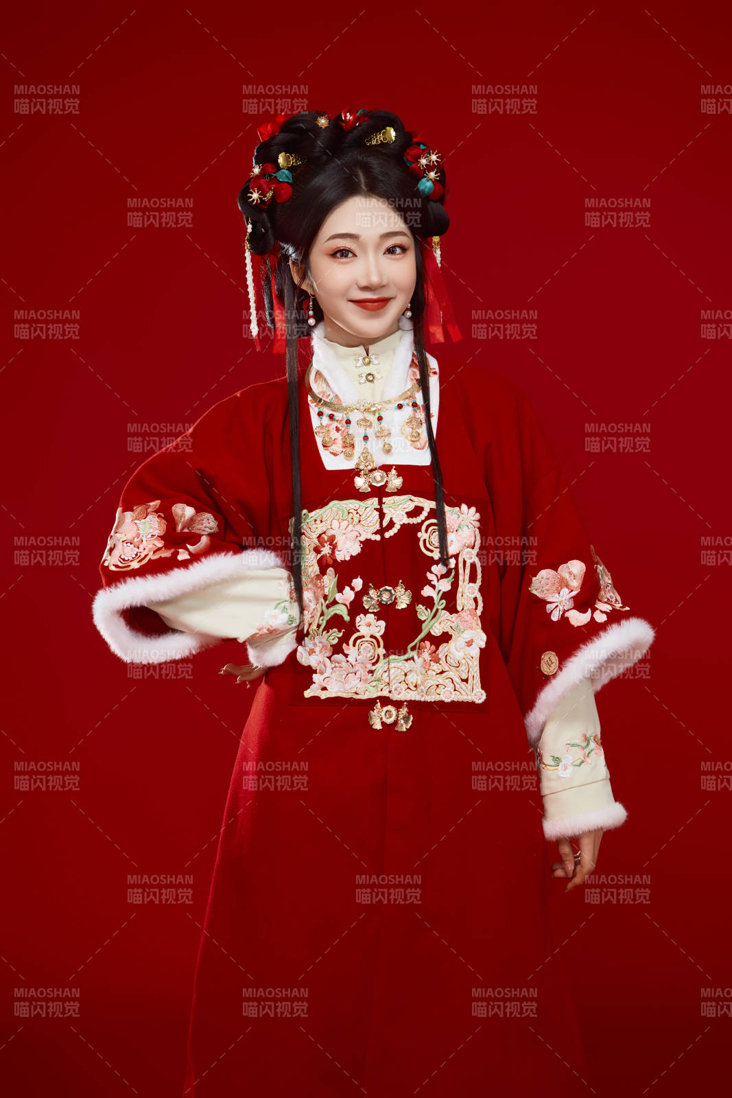 喜庆红色背景下身穿中国汉服的年轻女性