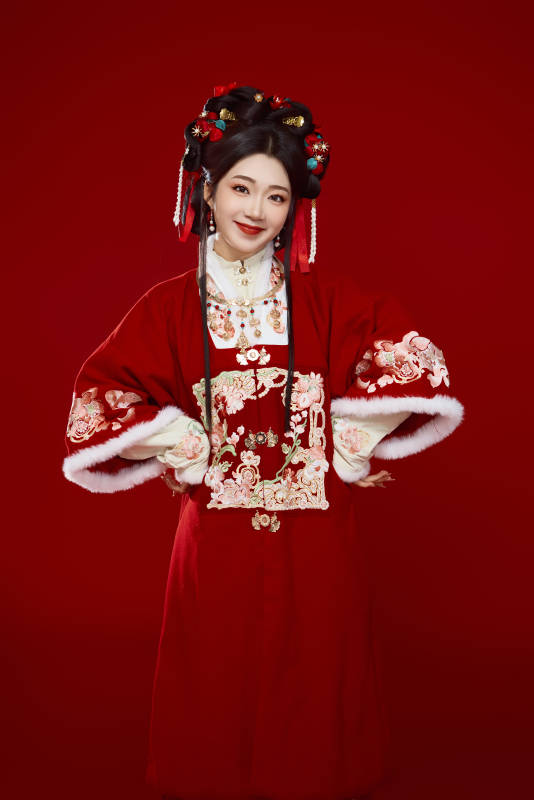 喜庆红色背景下身穿中国汉服的年轻女性