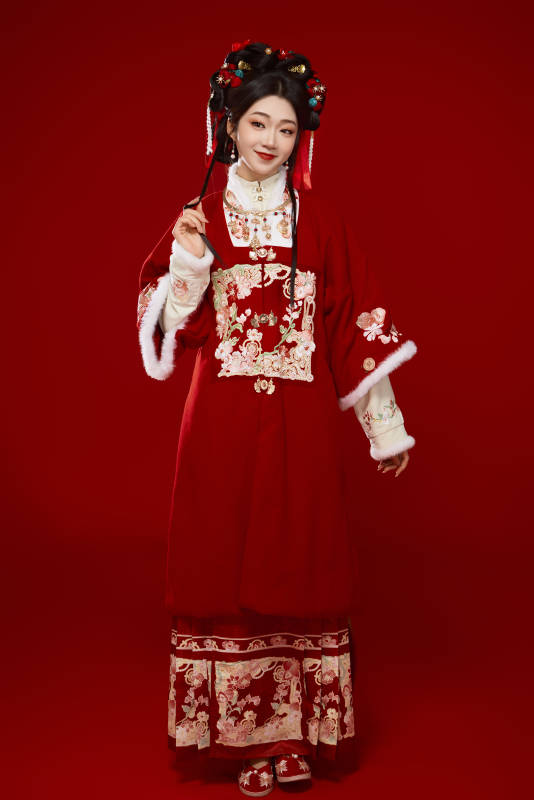 喜庆红色背景下身穿中国汉服的年轻女性