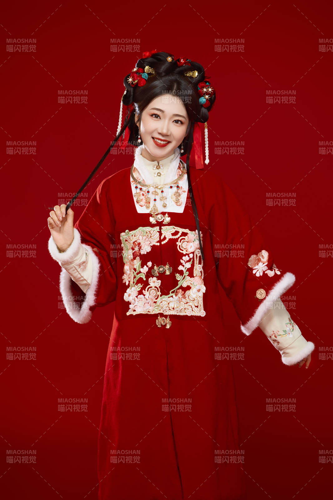 喜庆红色背景下身穿中国汉服的年轻女性