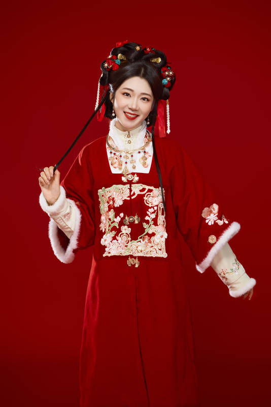 喜庆红色背景下身穿中国汉服的年轻女性