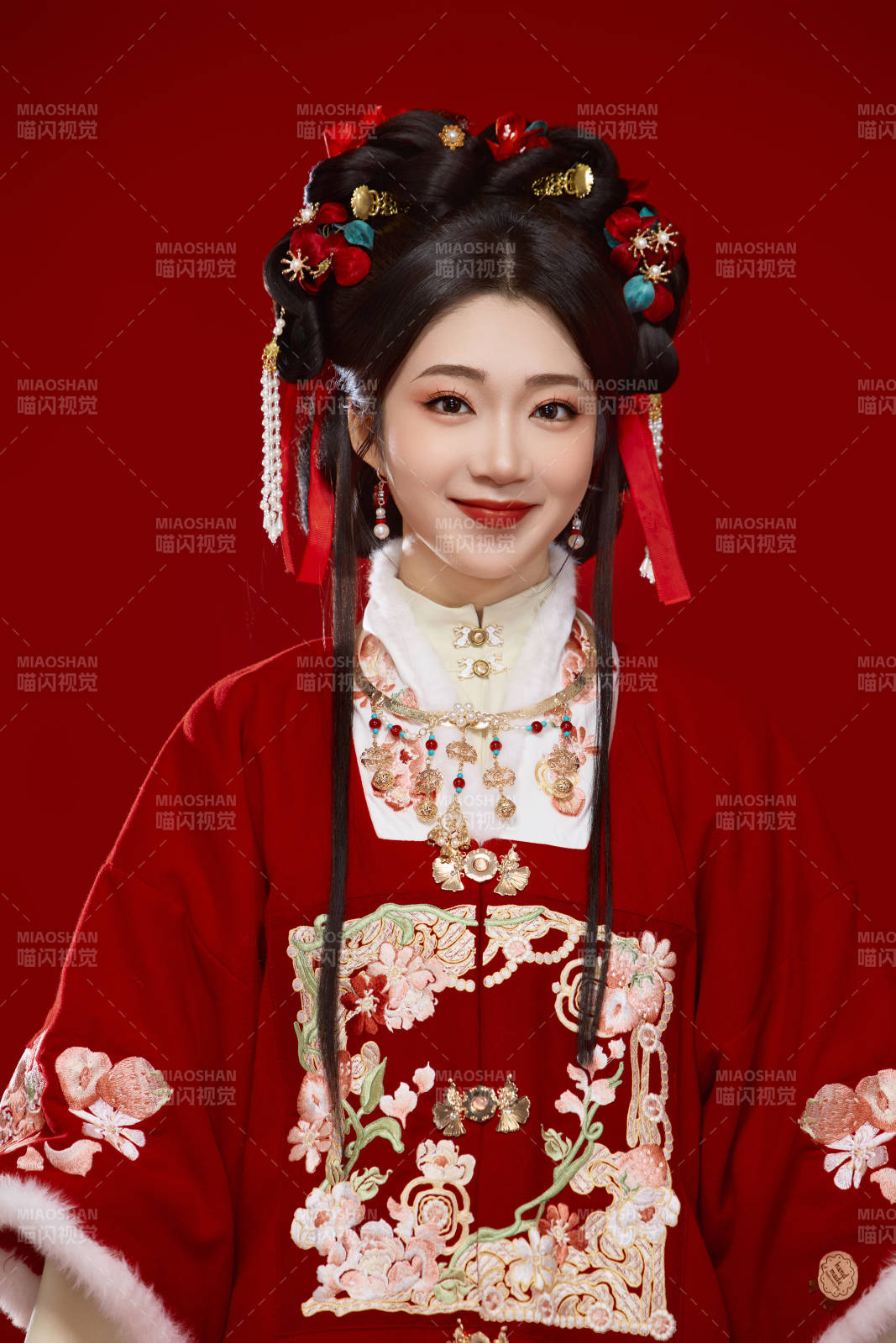 喜庆红色背景下身穿中国汉服的年轻女性