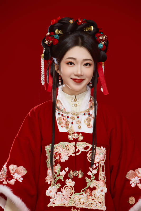 喜庆红色背景下身穿中国汉服的年轻女性