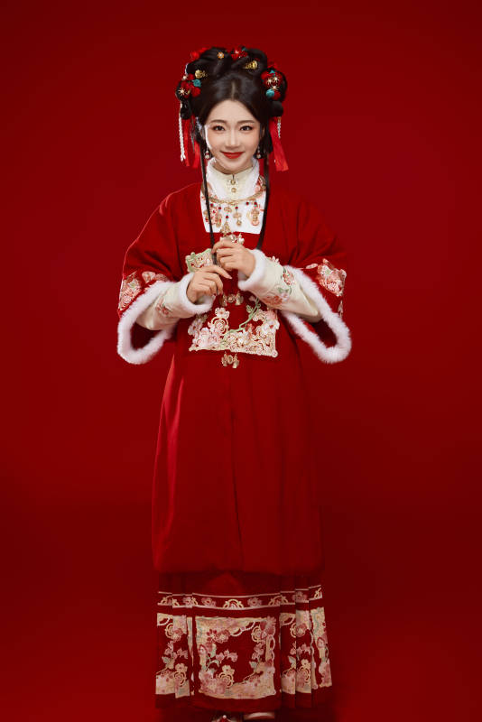 喜庆红色背景下身穿中国汉服的年轻女性