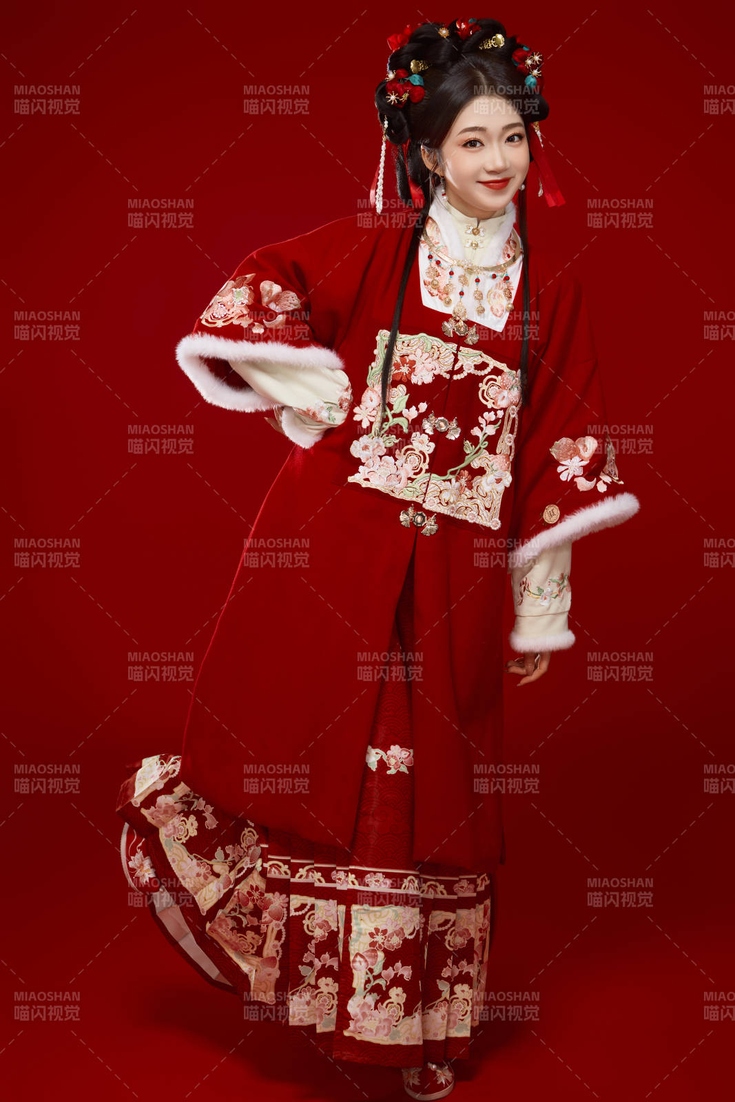 喜庆红色背景下身穿中国汉服的年轻女性