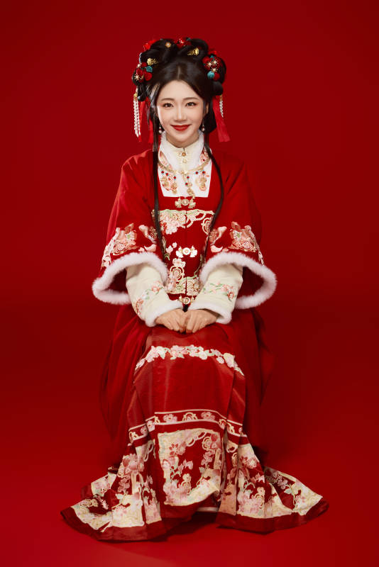 喜庆红色背景下身穿中国汉服的年轻女性