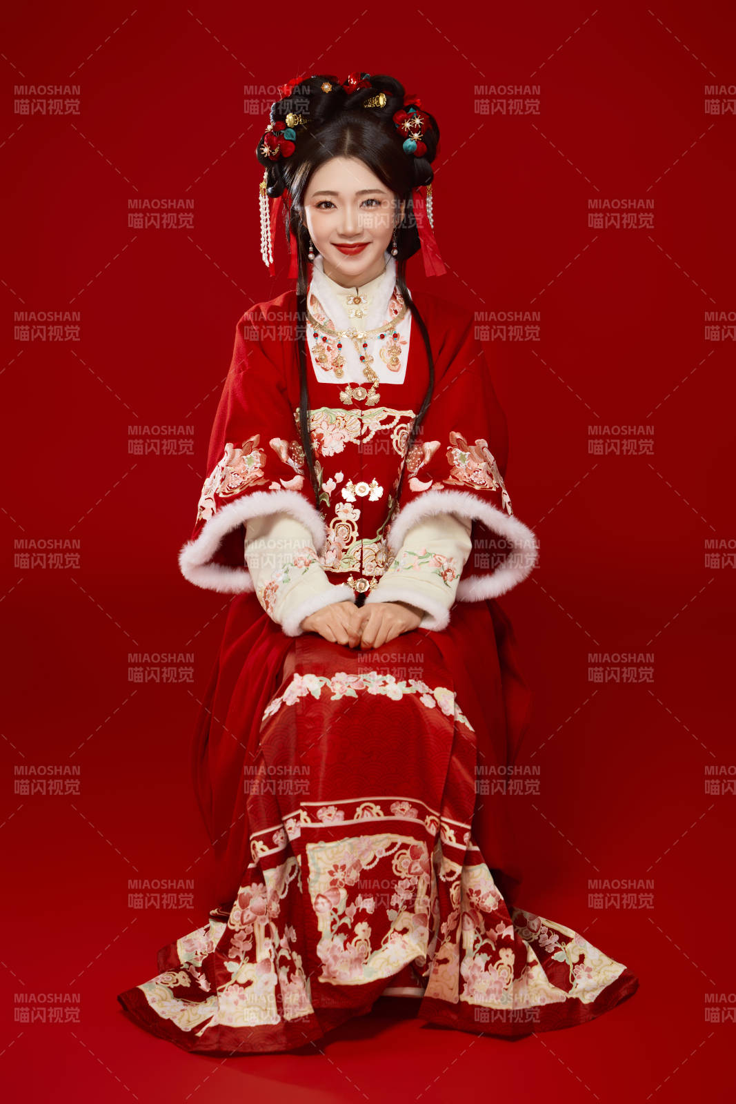 喜庆红色背景下身穿中国汉服的年轻女性