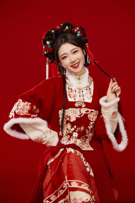 喜庆红色背景下身穿中国汉服的年轻女性