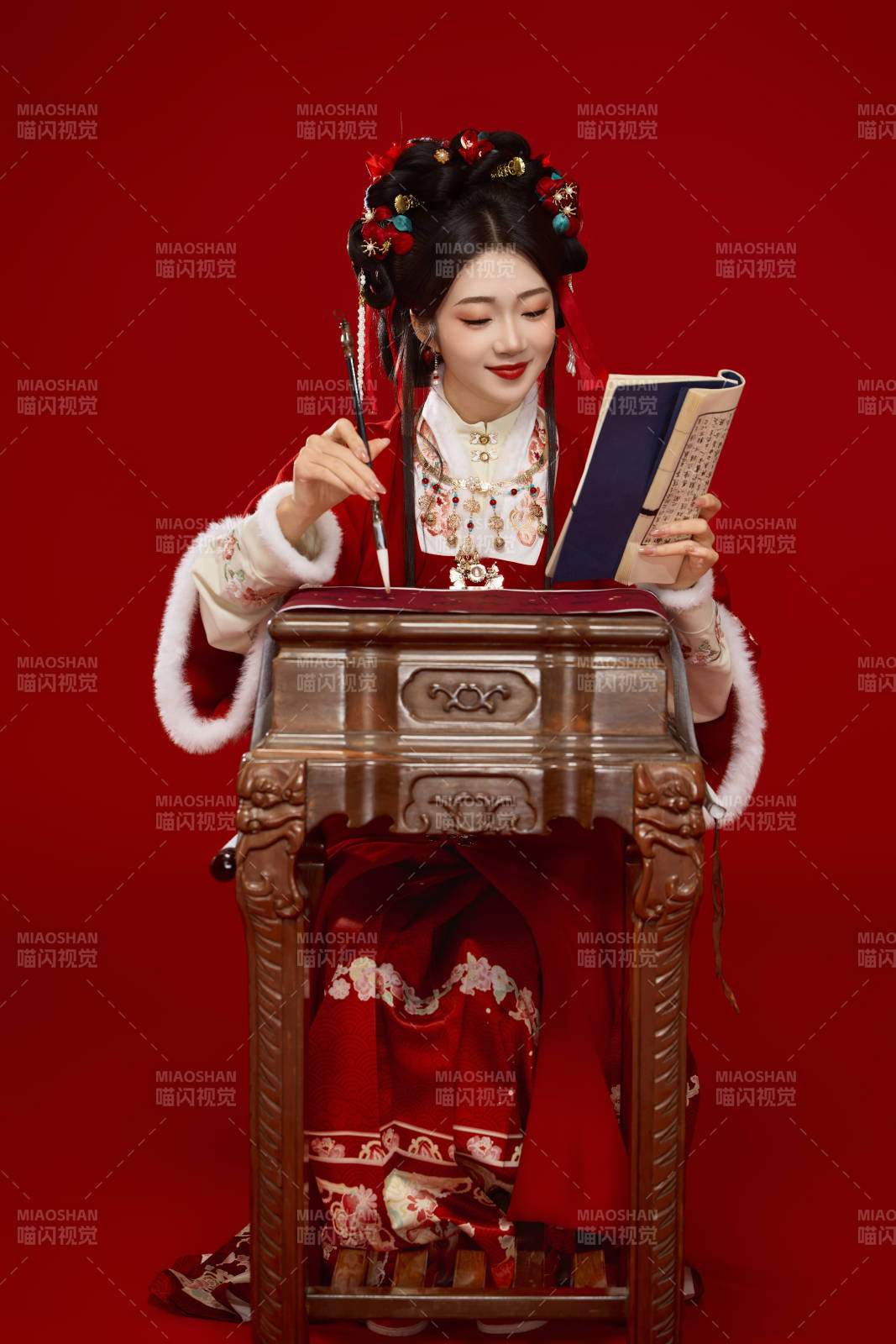 红色背景下身穿喜庆汉服认真学习的中国美女