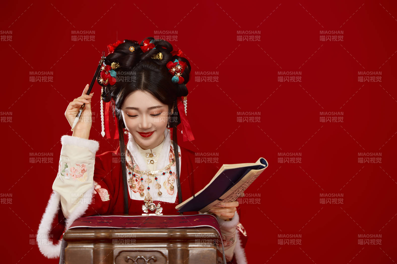 紅色背景下身穿喜慶漢服認真學習的中國美女