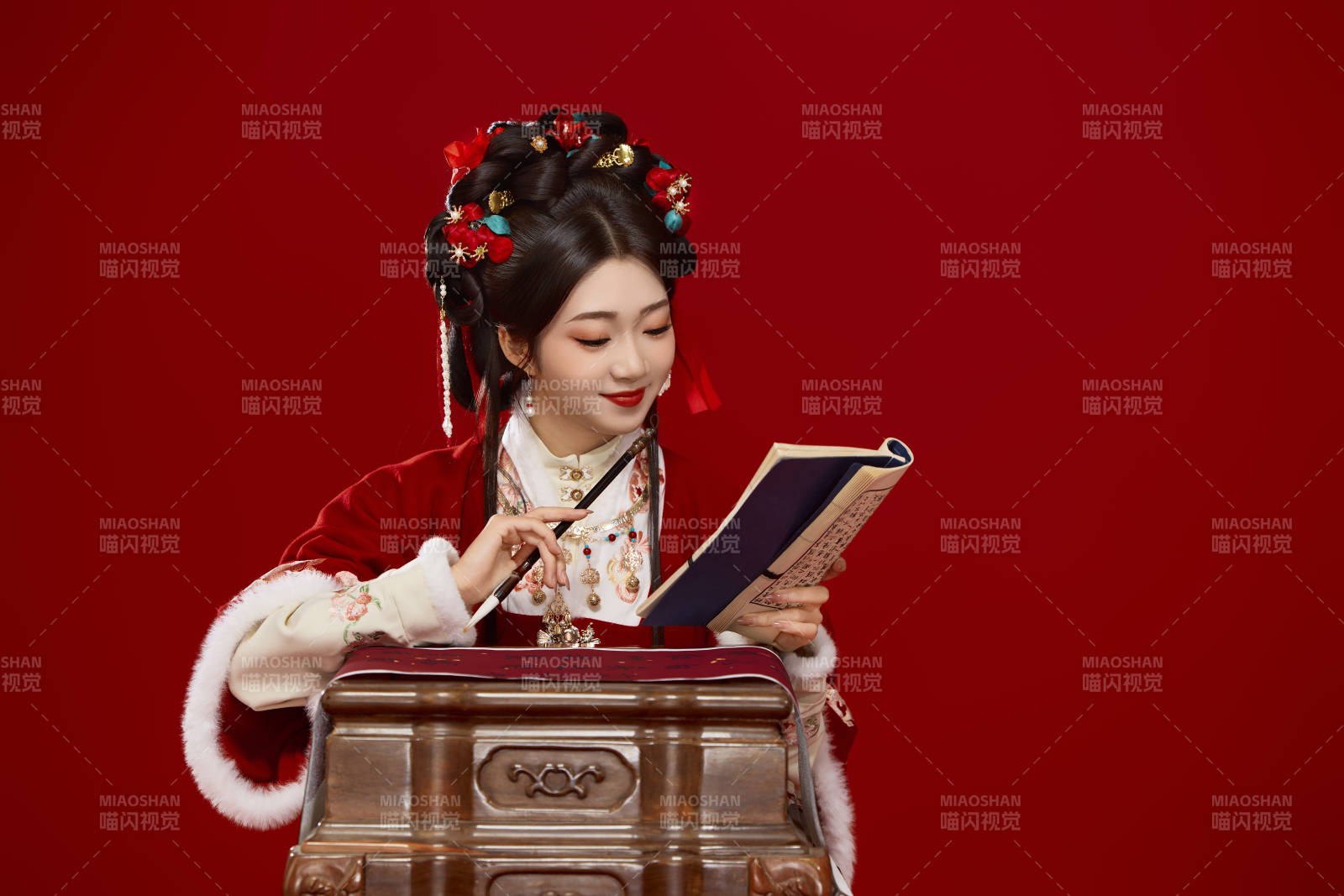 红色背景下身穿喜庆汉服认真学习的中国美女
