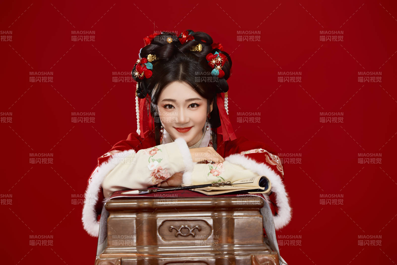 紅色背景下身穿喜慶漢服認真學習的中國美女