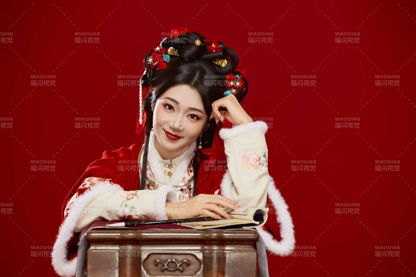 红色背景下身穿喜庆汉服认真学习的中国美女