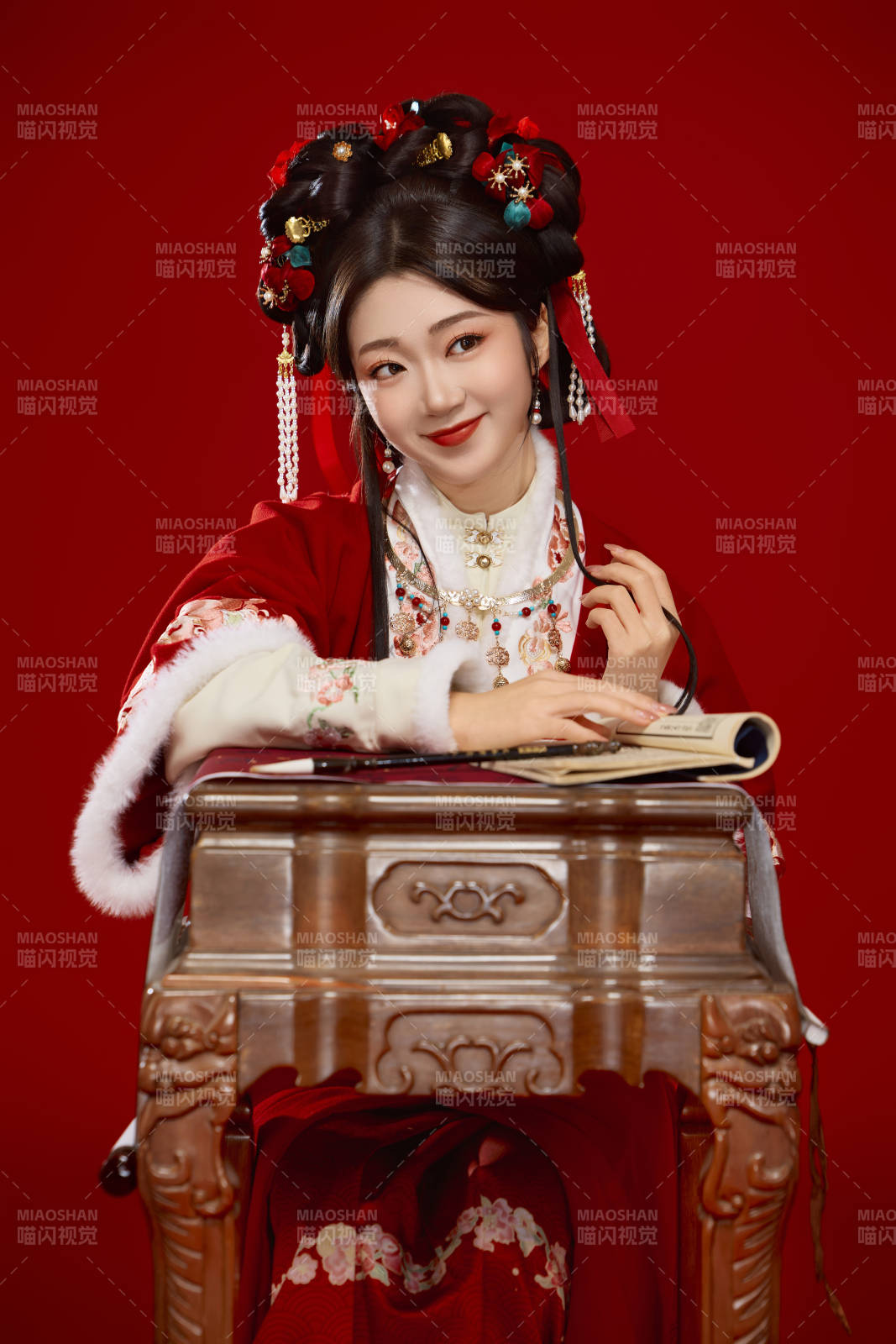 红色背景下身穿喜庆汉服认真学习的中国美女
