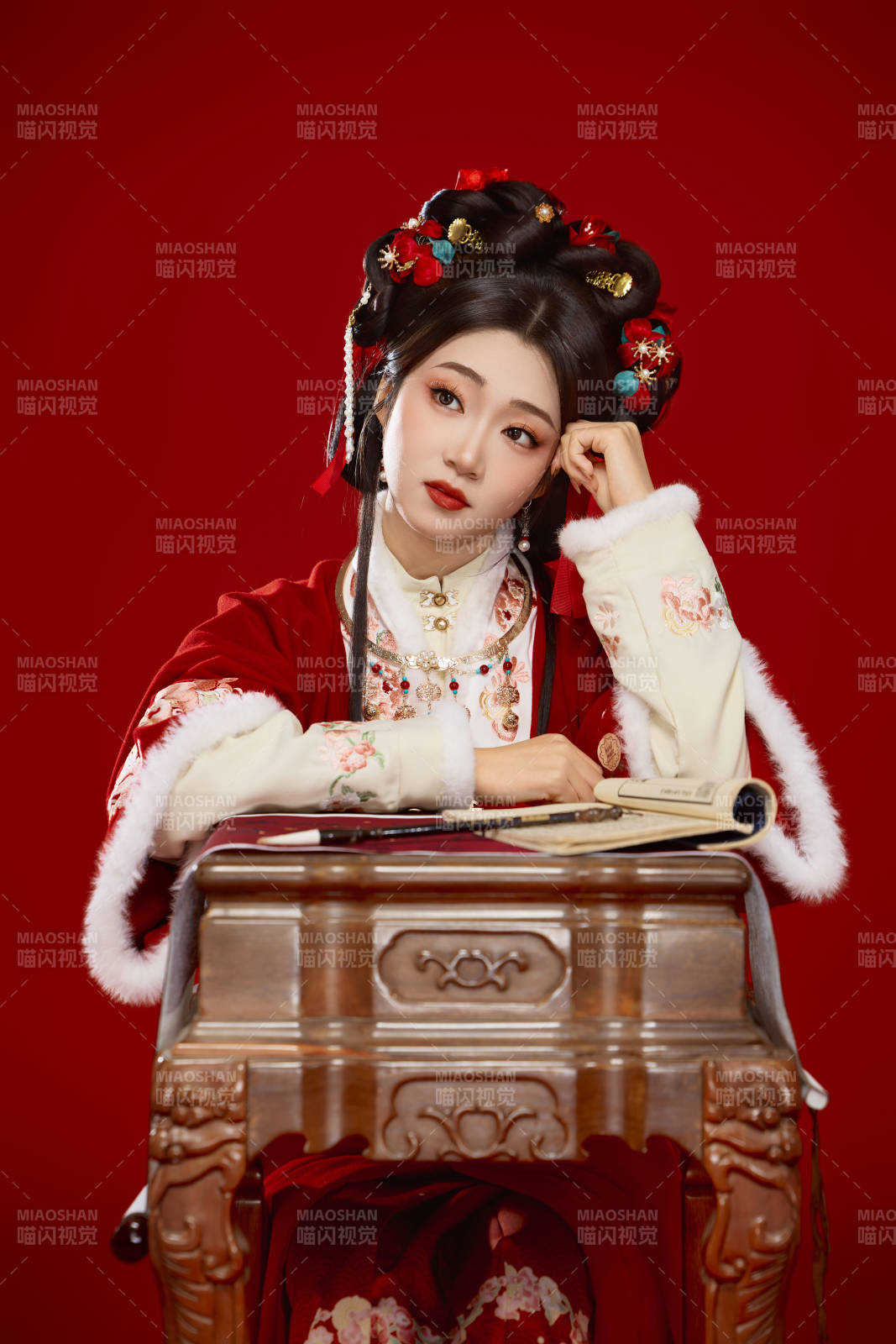 红色背景下身穿喜庆汉服认真学习的中国美女