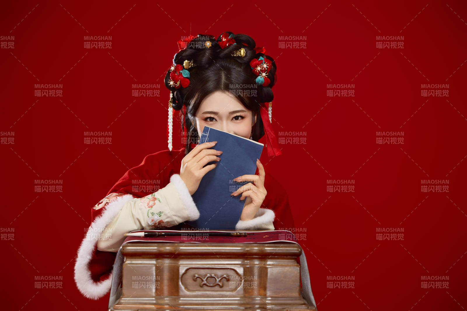 红色背景下身穿喜庆汉服认真学习的中国美女