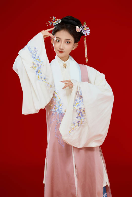 红色背景下穿着中国明朝明制汉服服饰的少女