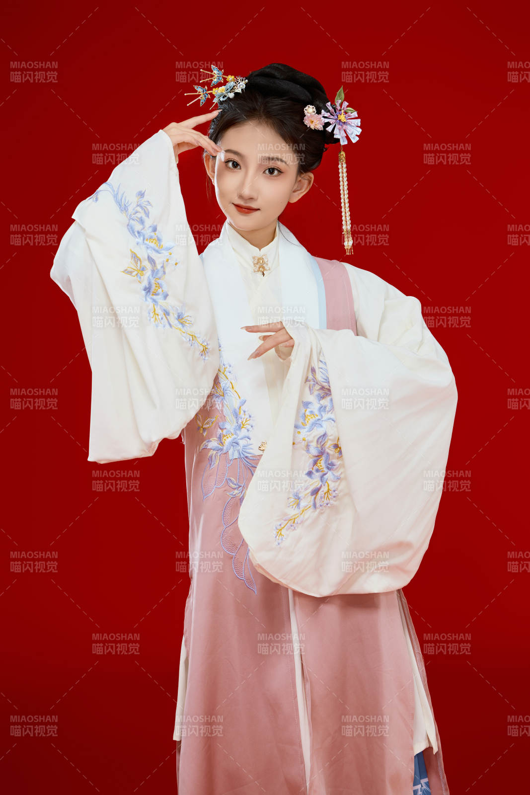 红色背景下穿着中国明朝明制汉服服饰的少女