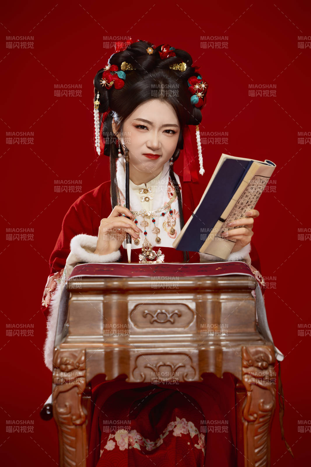 紅色背景下身穿喜慶漢服認真學習的中國美女