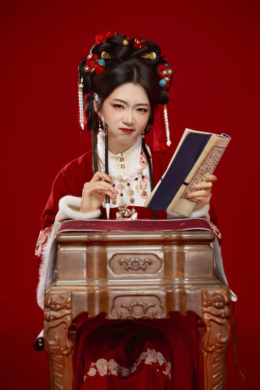 红色背景下身穿喜庆汉服认真学习的中国美女