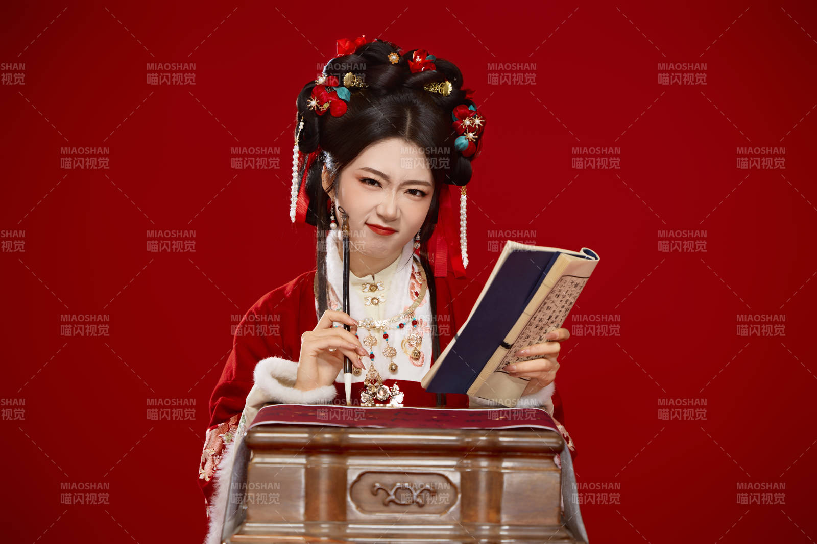 紅色背景下身穿喜慶漢服認真學習的中國美女